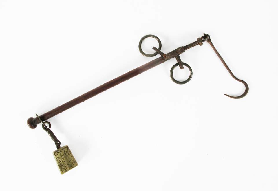 Waage, Stangenwaage, Eisen mit Messing - Gewichtsstein, Blumen, Mondsichel