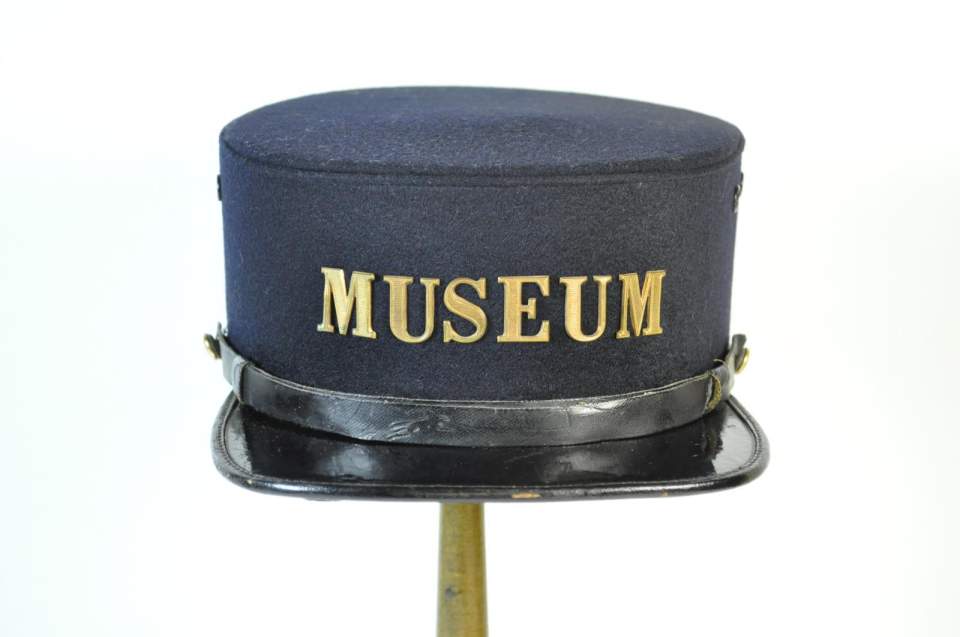 6 Museumsmützen für Aufsichten, 1921-1979
