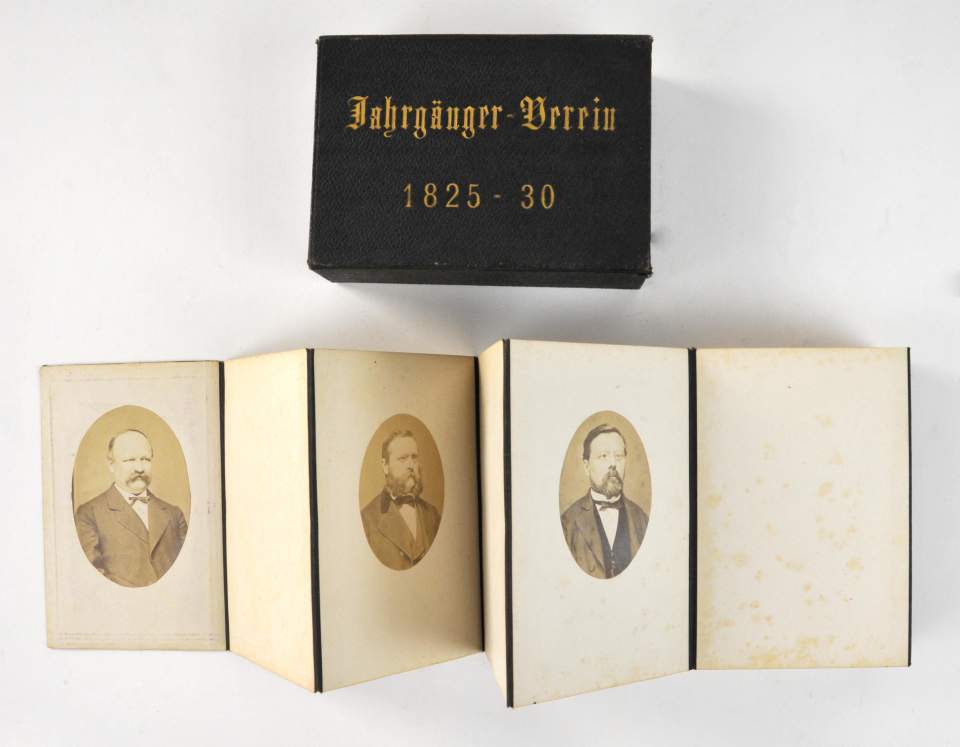 28 Photoporträts des Jahrgängervereins 1825-30