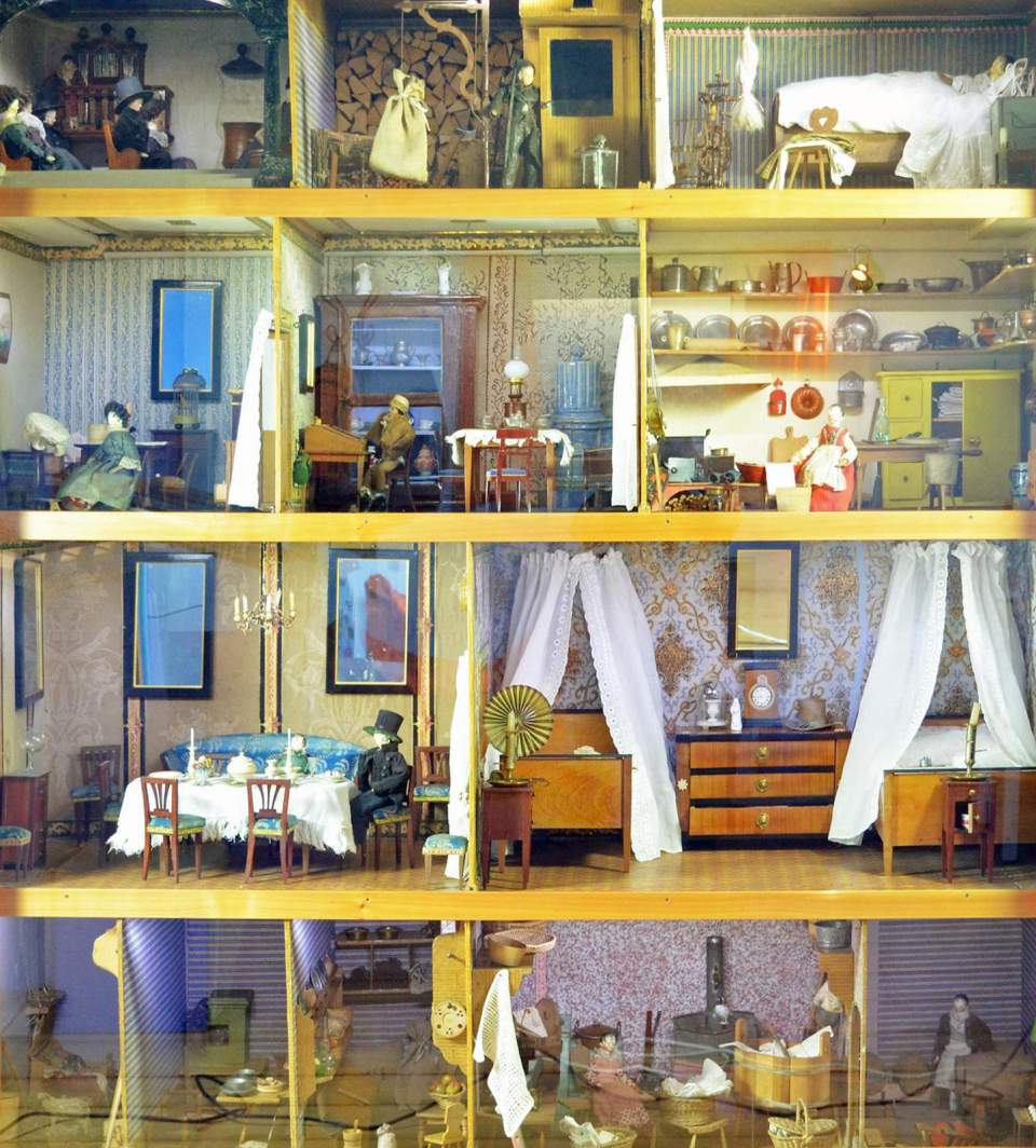 Grosses Puppenhaus in Schrank