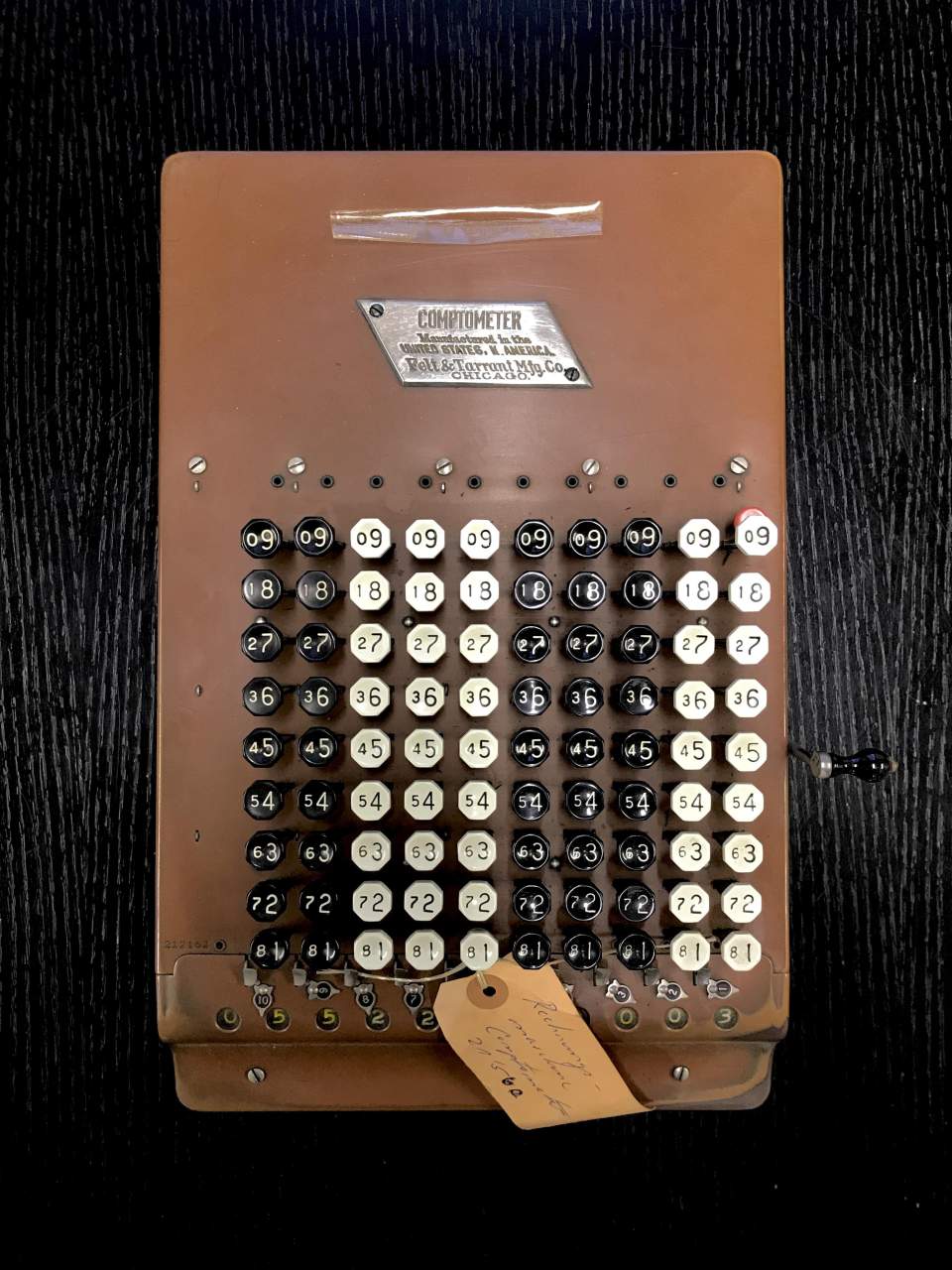 Rechnungsmaschine "Comptometer" mit Hülle