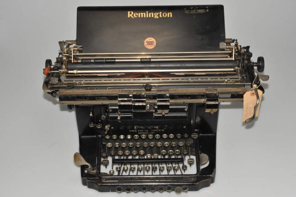 Elektrische Schreibmaschine "Remington"; schwarzes Metallgehäuse
