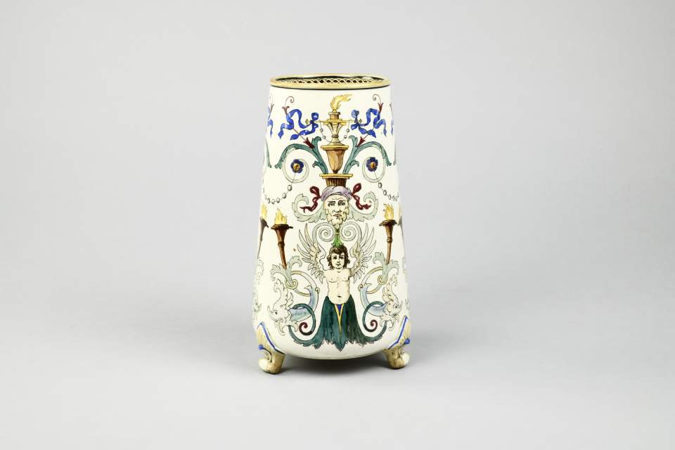 Porzellan-Vase mit Neorenaissance-Mustern