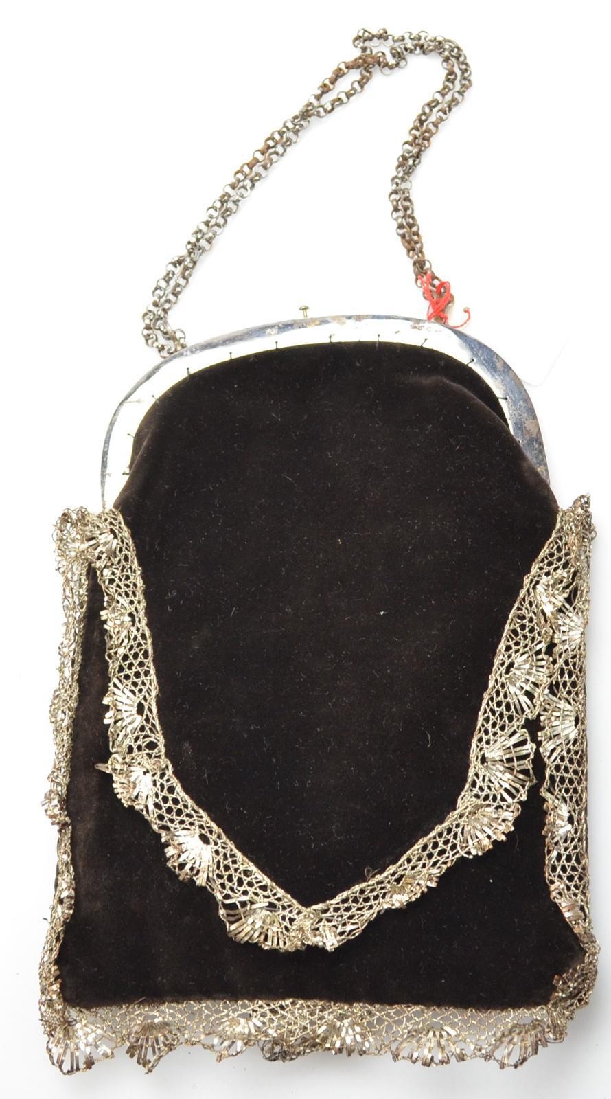 Damenhandtasche mit Stickereiordüren