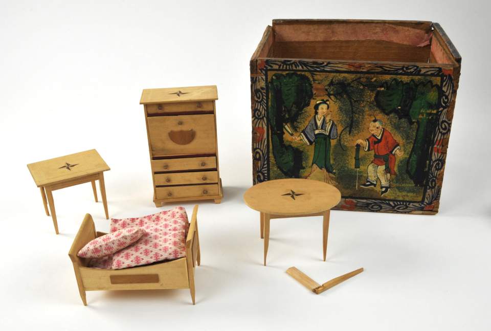 Puppenstubenmöbel-Gruppe: Sekretär, Bett, 3 Tische, Couch, 4 Stühle, Stuhl