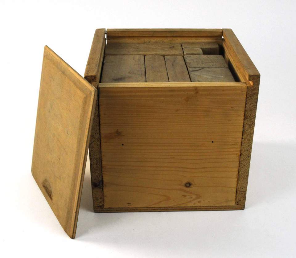 Holzkistchen mit Holzbauklötzen