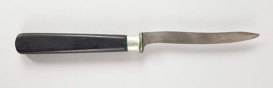 Messer mit schwarzem Holzgriff