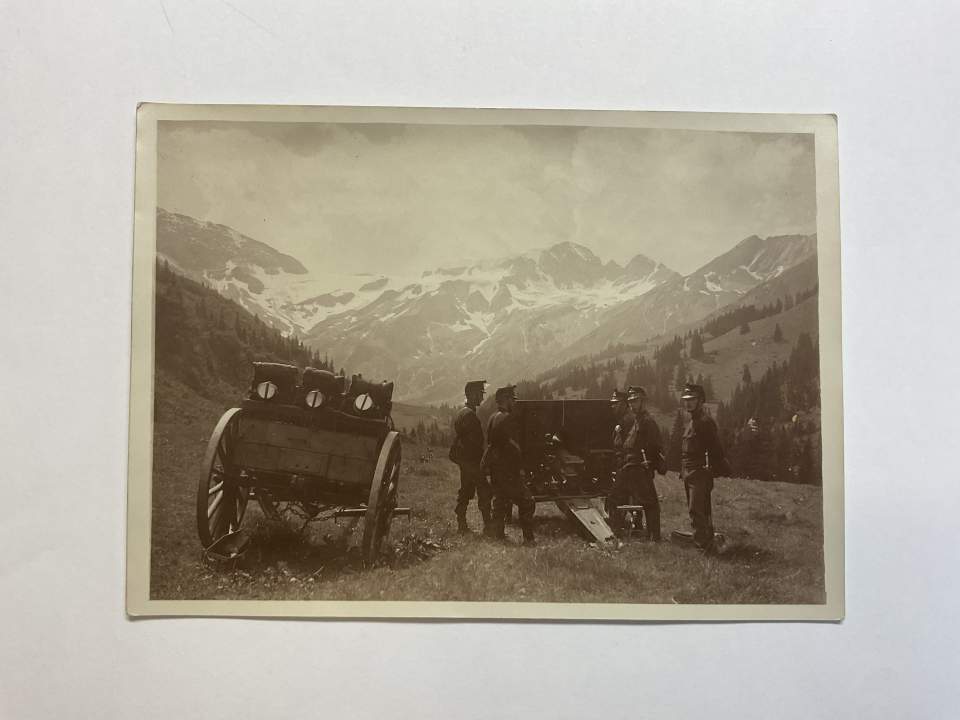 Couvert mit 28 Militärfotos (schwarz/weiss)