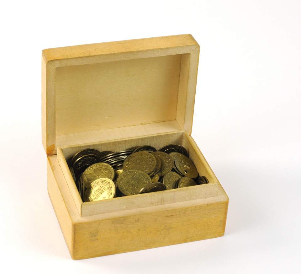 Spielmünzen in Holzkistlein