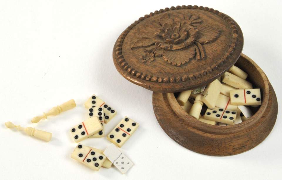 Miniatur-Domino in runder Holzdose