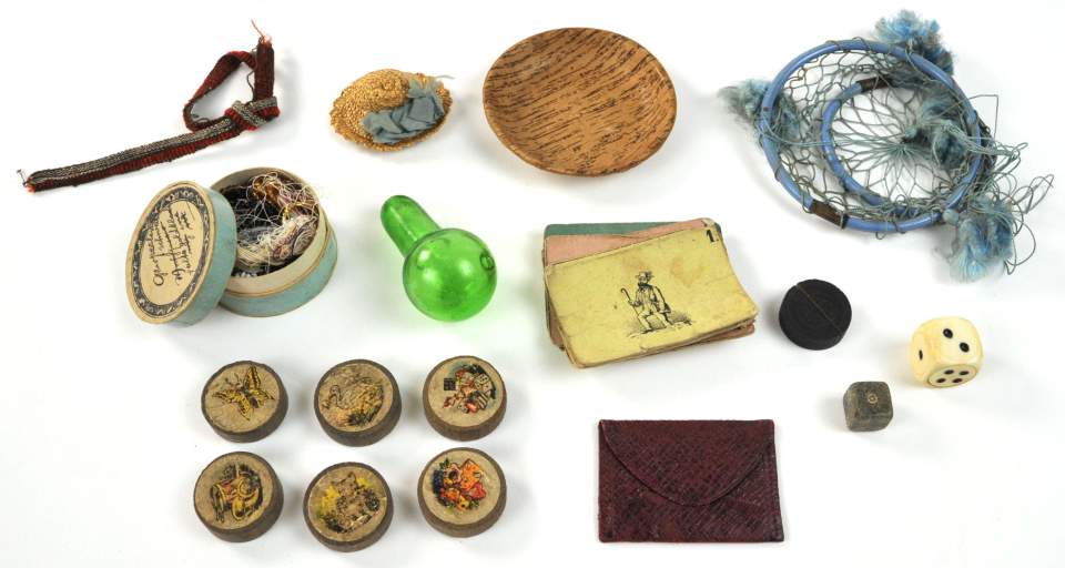 Kleine Schachtel mit Kleinkram: Spielsachen, Würfel, 2 Puppenkartenspiele, Glasperlen
