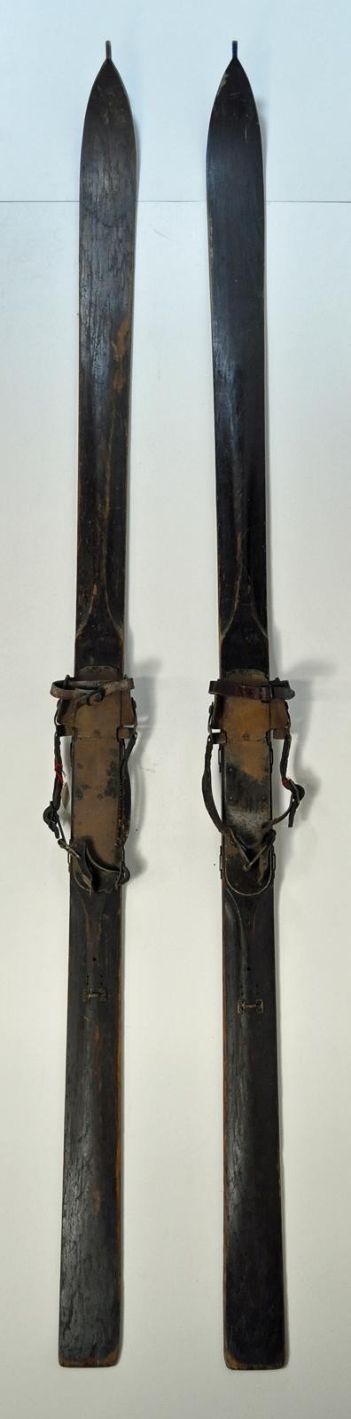 1 Paar Holzskier mit Lederriemen und Bambusstöcke