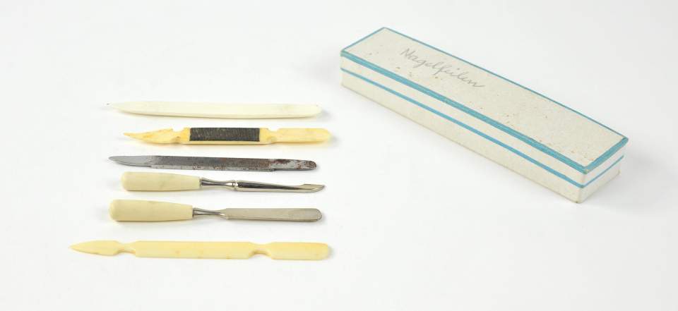 Kleine Kartonschachtel mit Manicure - Instrumenten