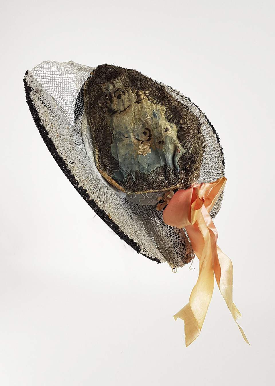 Festliches Damenkleid aus Appenzell Innerrhoden mit Flügelhaube, Vorläufer heutiger Trachten