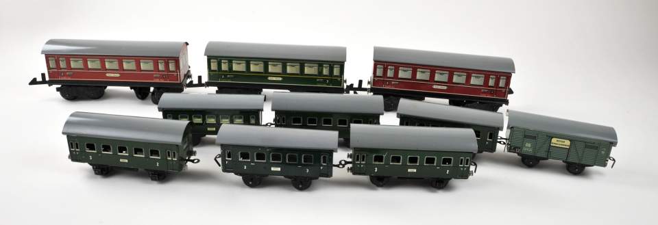 10 Spielzeug - Eisenbahnwagen