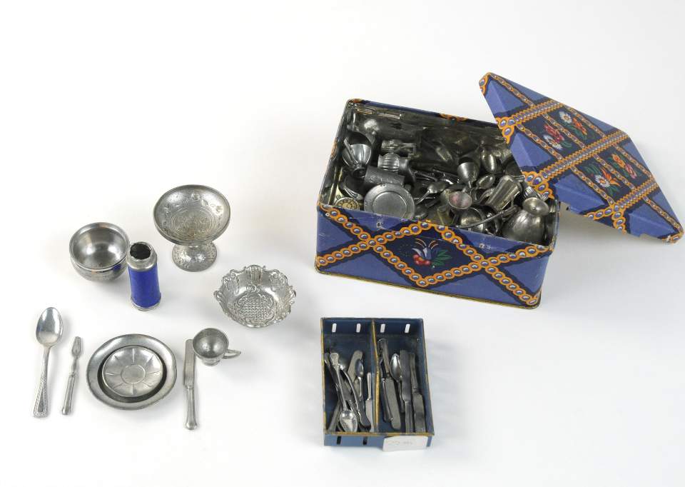 Zinngeschirr für Puppenstube (in Blechschachtel)