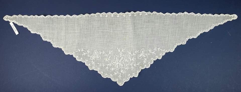 Dreiecktuch (Fichu), Weiss-Stickerei