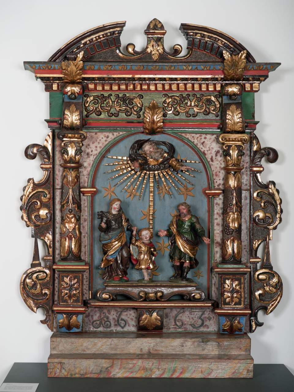 Hausaltar, Das Jesuskind mit Maria und Joseph, überhöht von Gottvater