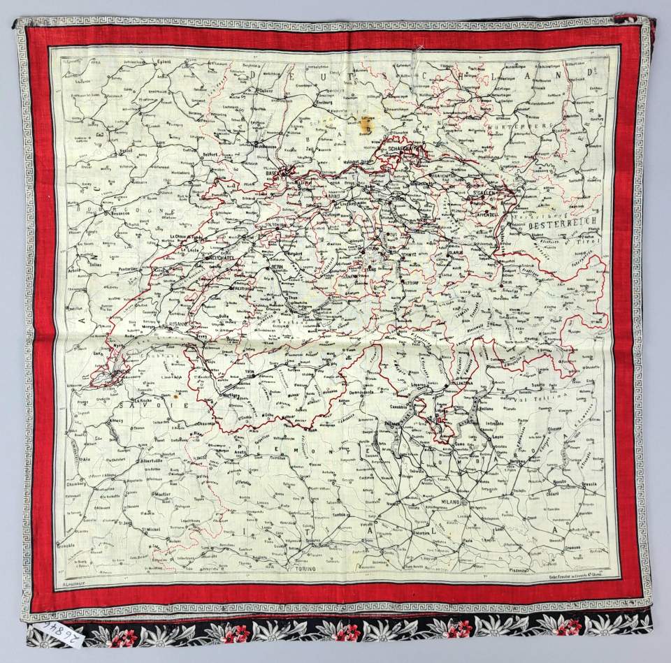 Kissenbezug aus zwei zusammengenähten Souvenirtüchern