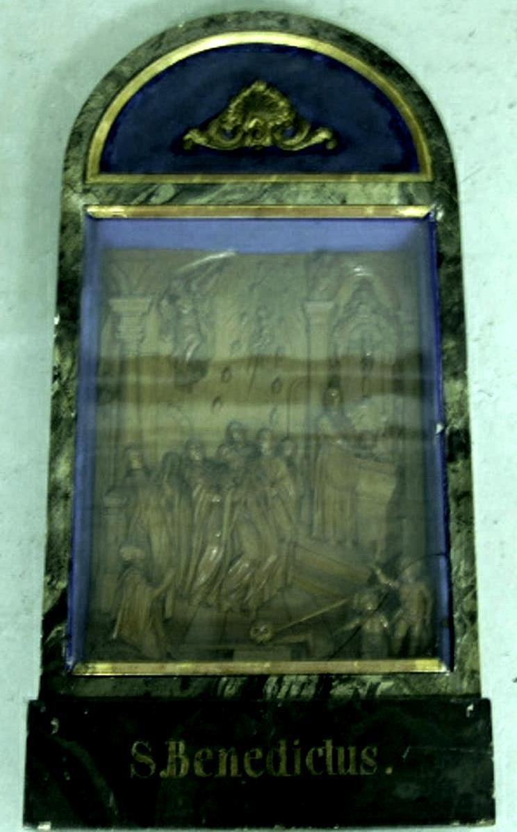 geschnitzter Hausaltar