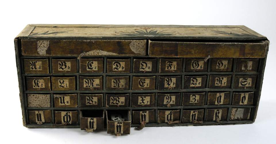 Kartonschachtel mit gedruckten Buchstaben