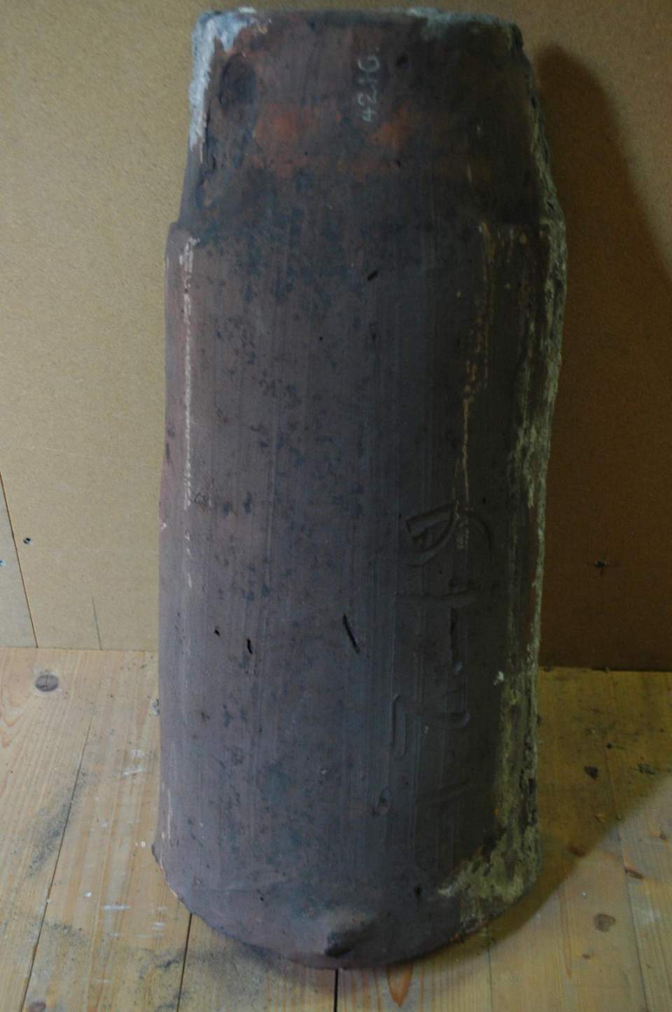Rundziegel gross mit Nase, datiert 1749