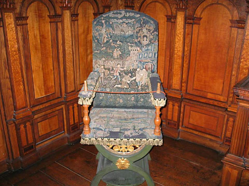 Lehnstuhl mit Wappen der Familien Schlappritzi und Rutener