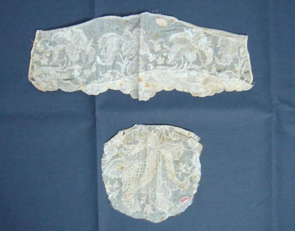 Haubenboden und Textilfragment mit Nadelspitzen