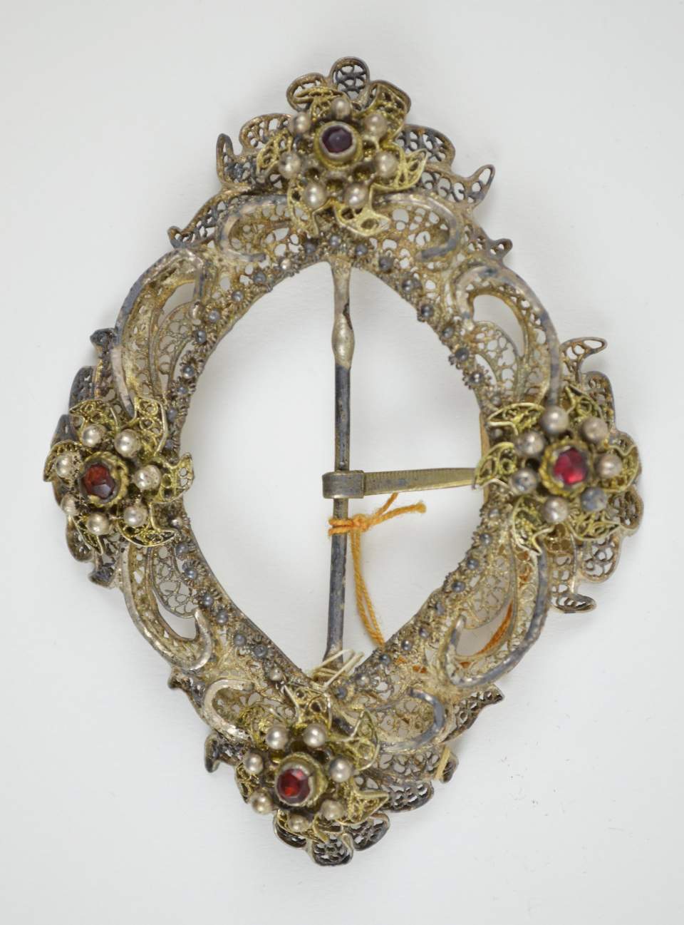 Männerhut-Schnalle, Silberfiligranschmuck vergoldet, mit 4 Rubinen, 