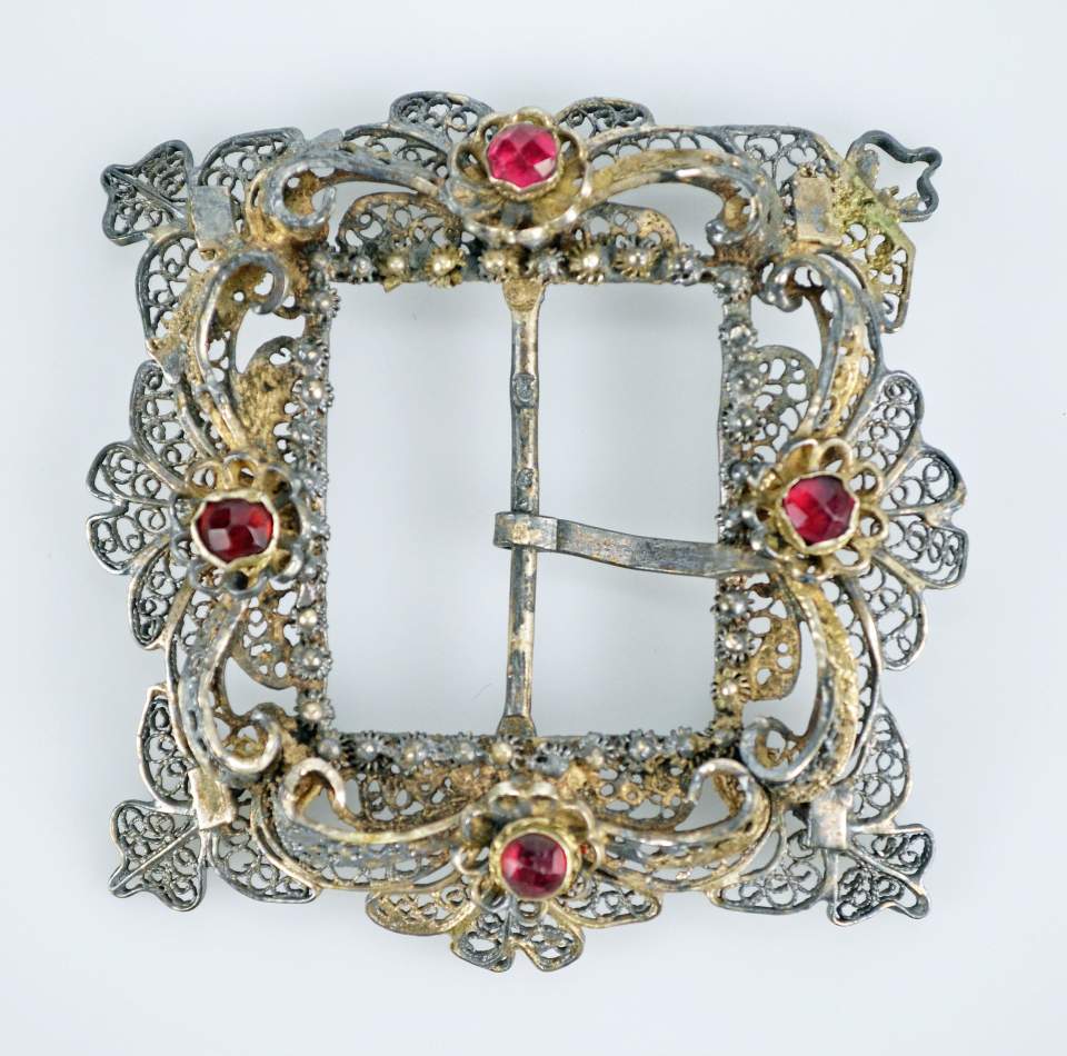 Hutschnalle, Silberfiligran, 4 Rubine, um 1850
 diverse Perlen