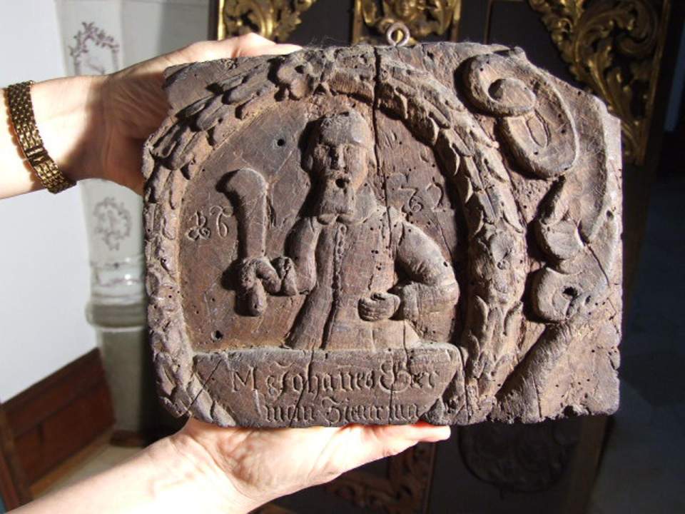 Geschnitzte Holztafel
