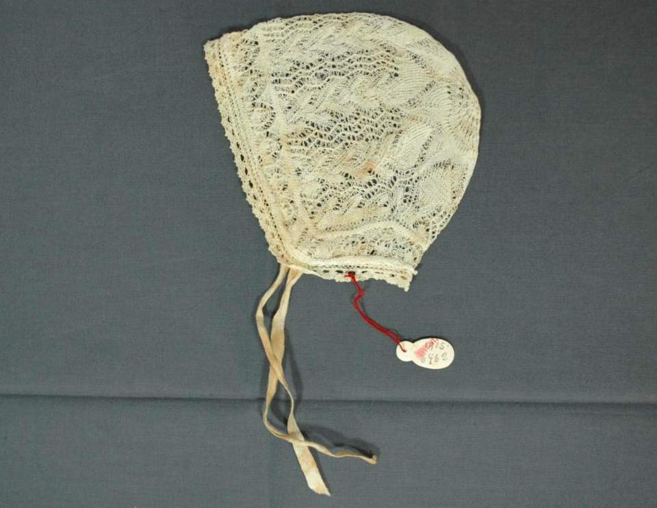 Kinderhaube aus dem Nachlass von Pfarrer Julius Alfred Rothmund (1850-1913) aus Niederuzwil