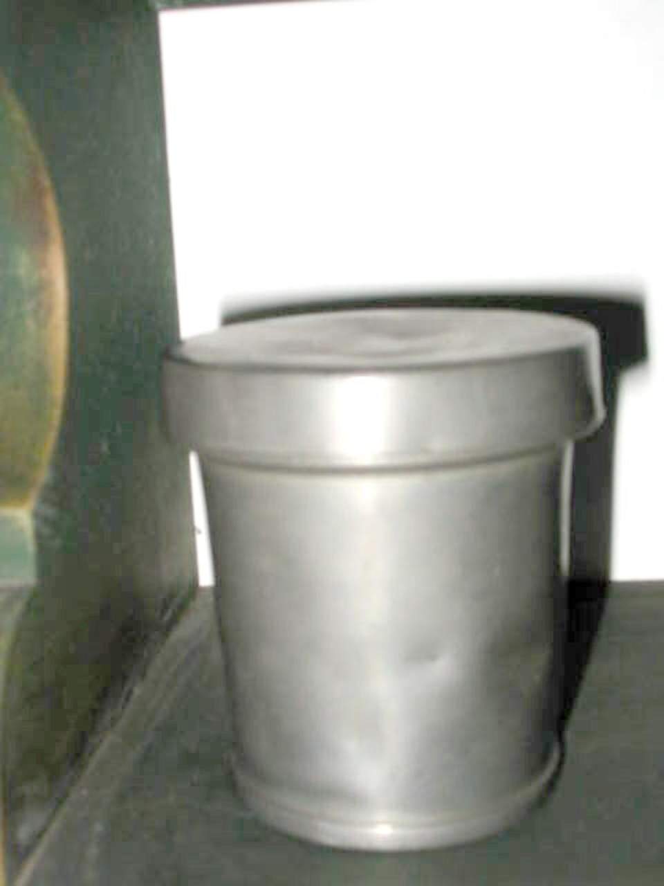 Salbenbüchse, Büchse
