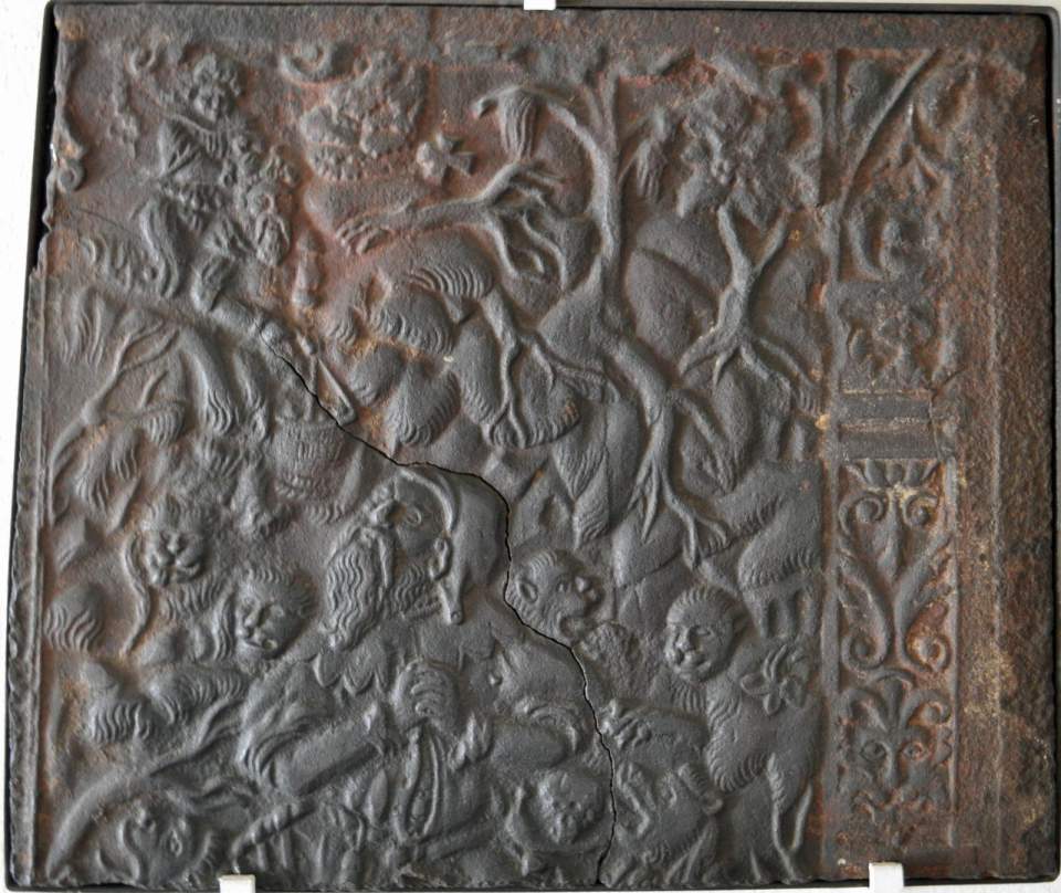  gusseiserne Ofenplatte mit der Darstellung „Daniel in der Löwengrube“, Kaminplatte
