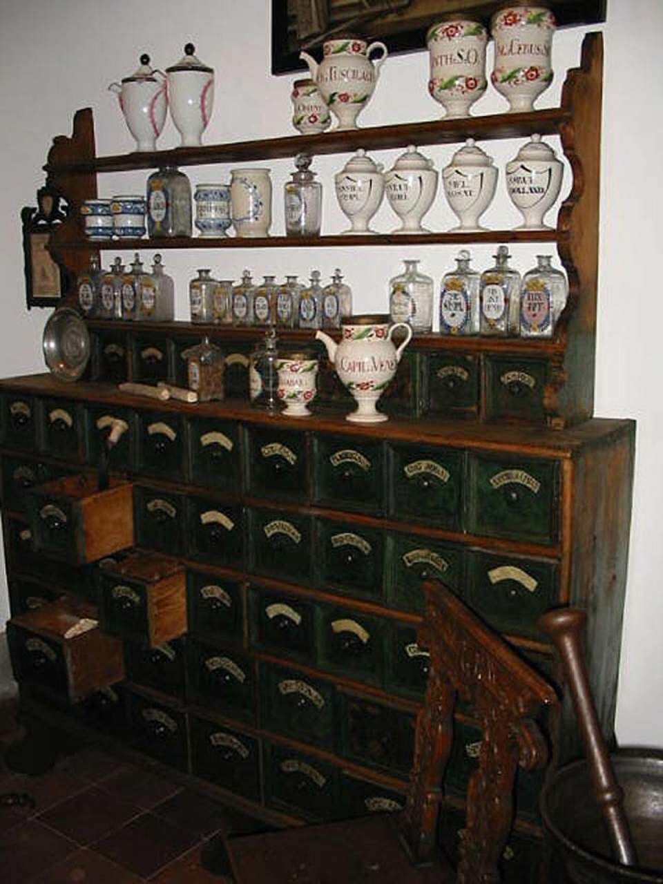Apothekerschrank, Korpus der Apotheke