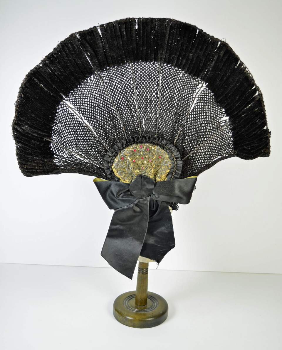 schwarze Chenille-Radhaube; sogenannte „Schnellhaube“, 1840-1860, Trachtenhaube