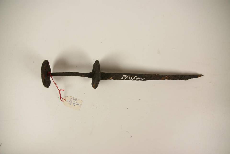 Dolch mit dreikantiger Klinge
