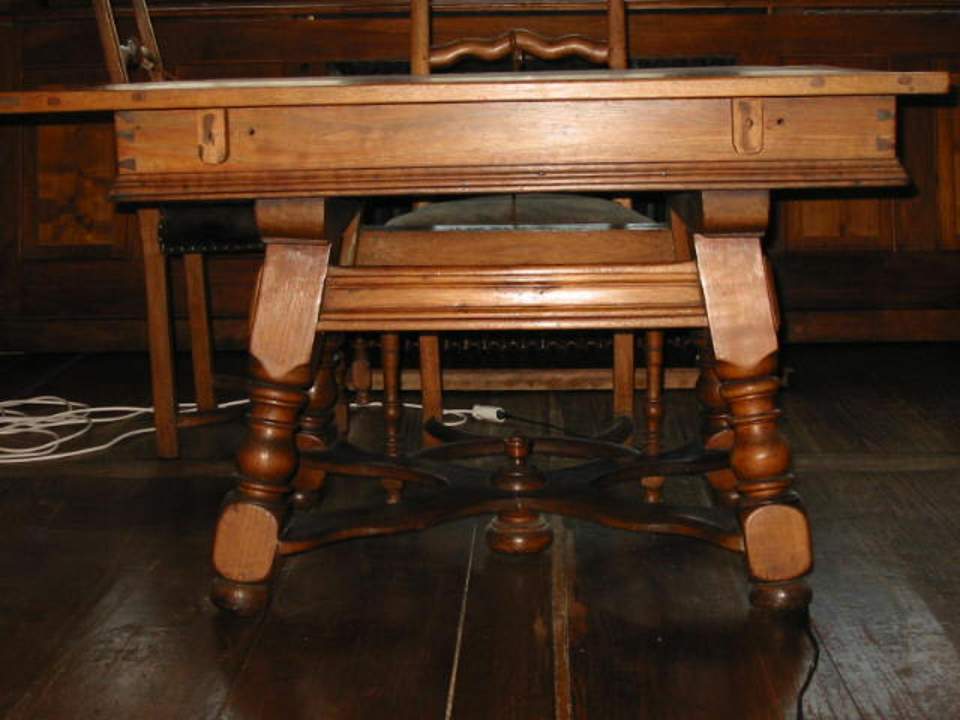 Tisch mit Schieferplatte