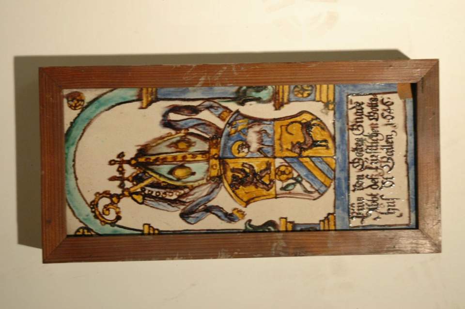 Ofenkachel mit Abtswappen, Lisene, farbig