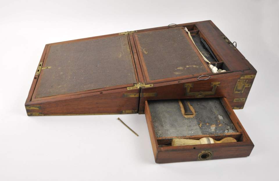 Kassette aus Hartholz; an den Ecken und Rändern des Deckels reich mit Bronze verziert