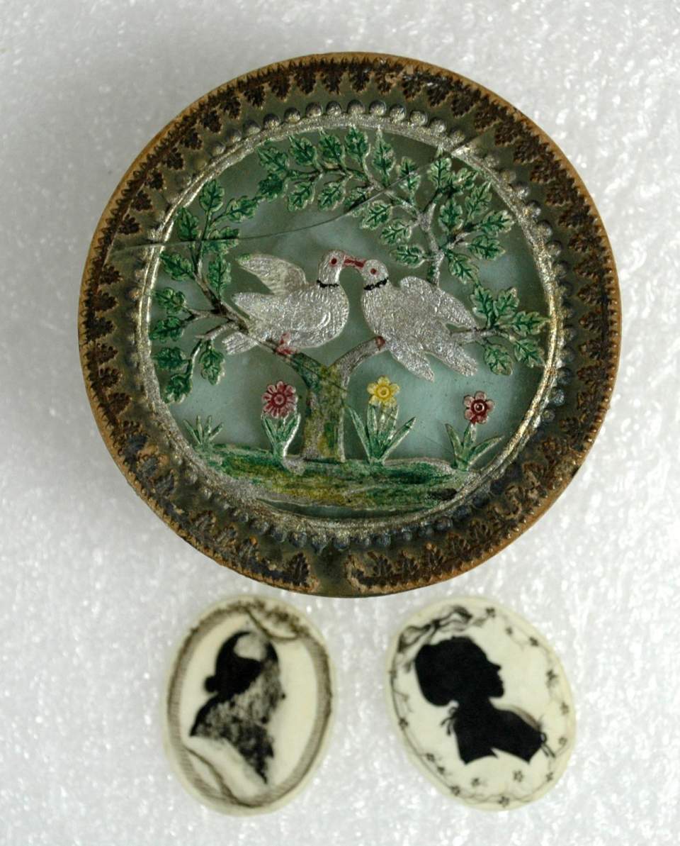 Hochzeitsandenken mit zwei Turteltauben und den Silhouetten von Julius Alfred Rothmund (1850-1913) und Elisabeth Welti (1852-1899), Heirat 1875