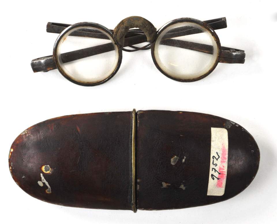 Brille mit Etui