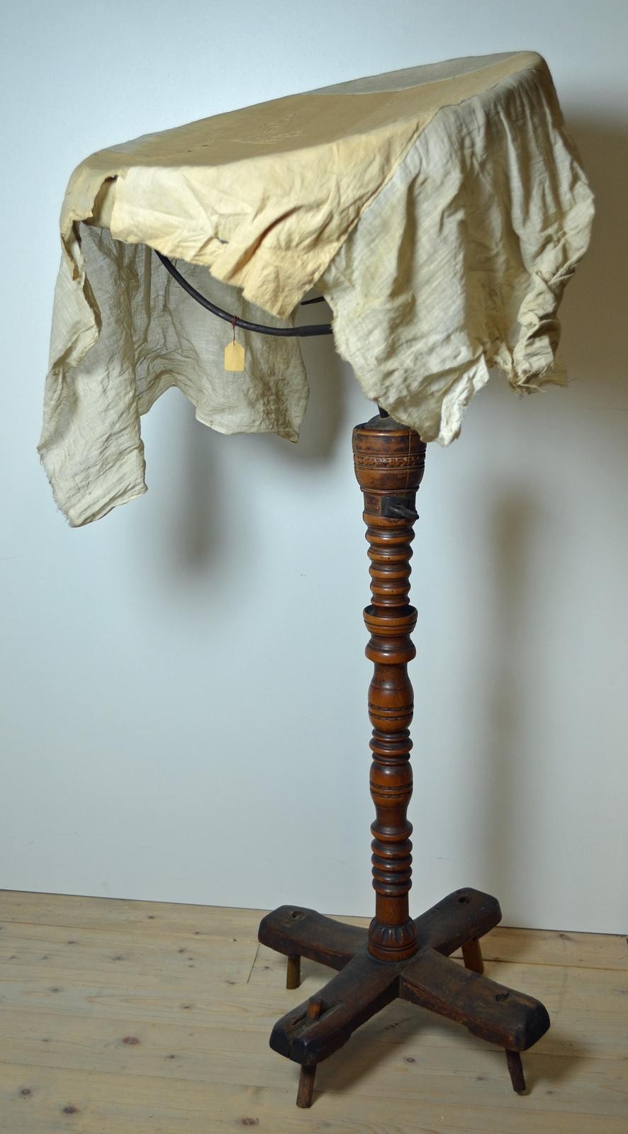 Appenzeller Stickrahmen auf Holzständer, um 1850