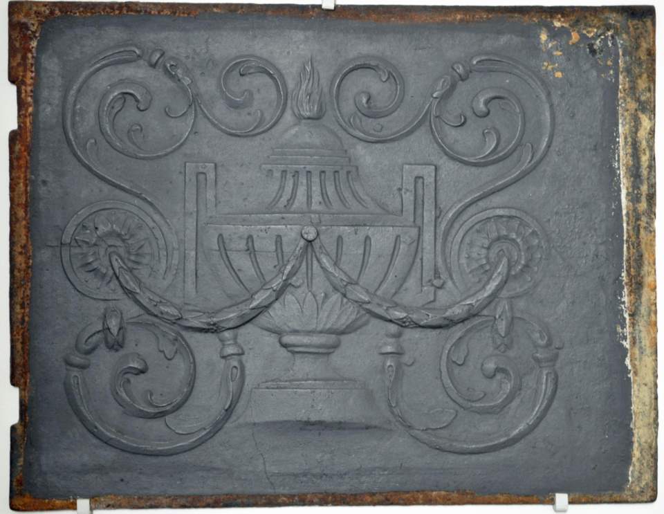 Ofenplatte mit Urnenmotiv und Rankenwerk, Kaminplatte