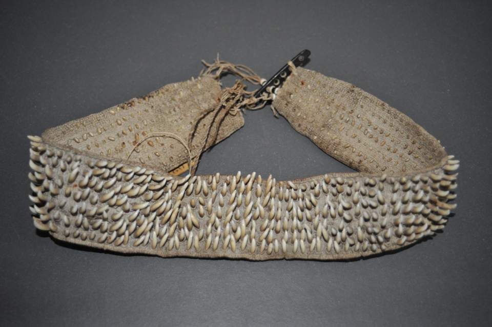 Halsband aus Delphinzähnen