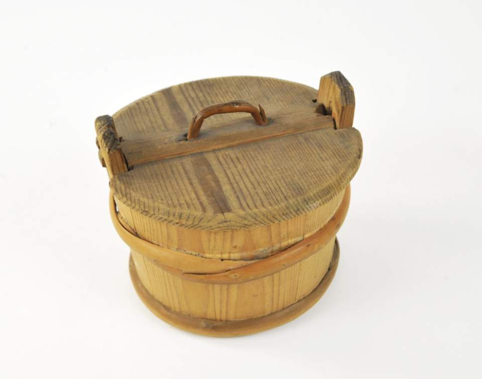 Holzgefäss mit Deckel