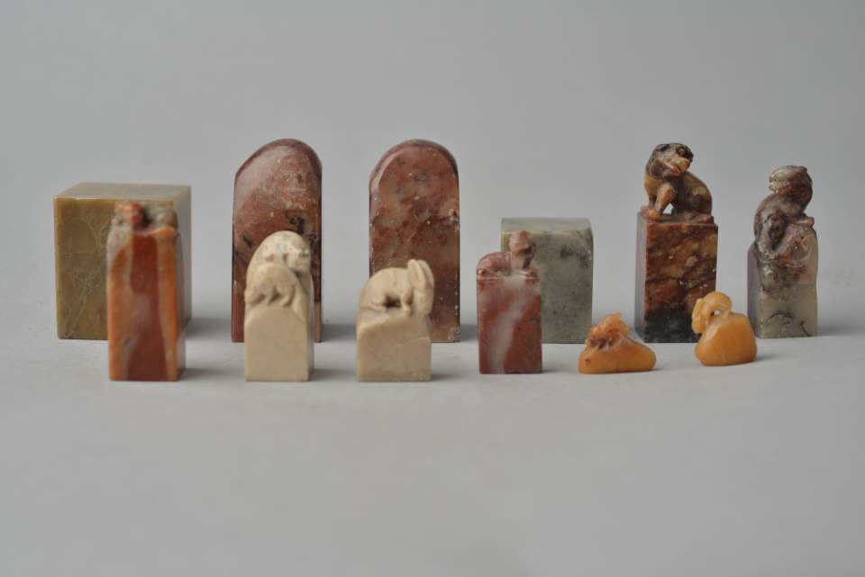 12 Stempel (ohne Schriftzeichen), teilweise in Tierform