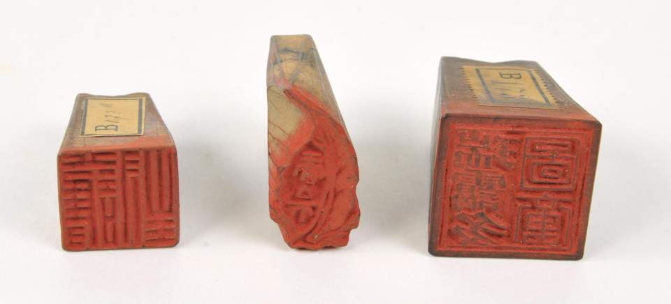 Drei Siegelstempel mit Schriftzeichen