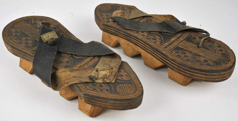 Sandalen aus Holz