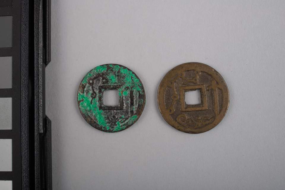 2 Amulett-Münzen rund, gelocht
